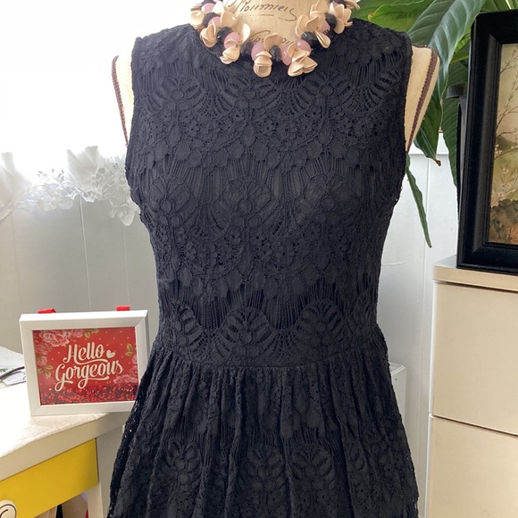 Black dress|sleeveless, fully lined. Full zip back. Raw neckline and bottom hem. - Picture 2 of 6